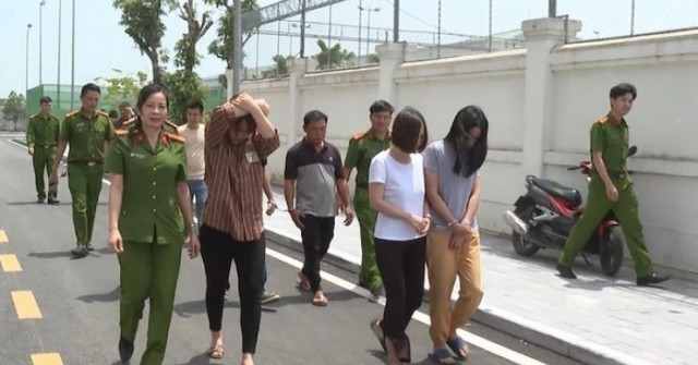 Hình ảnh khám xét, bắt nhóm sản xuất tân dược g...