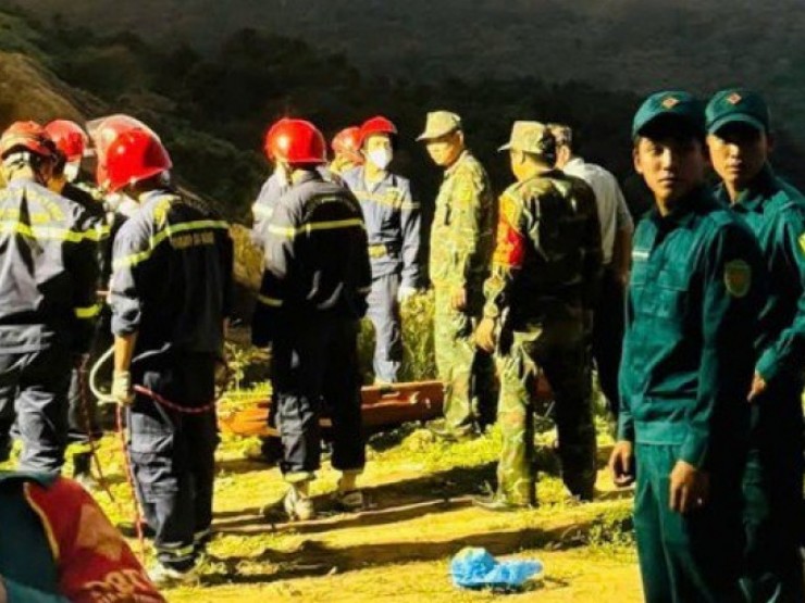 Mở đường, thả dây đưa thi thể du khách dưới vực sâu ở bán đảo Sơn Trà lên
