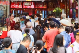 Giá vàng nóng bỏng tay , choáng ngợp biển người xếp hàng xuyên trưa mua vàng ở Hà Nội