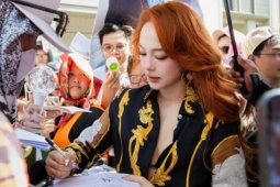 Mặc áo sơ mi buông cúc hờ hững vẫn sang chảnh như Minh Hằng, bảo sao từng được khen một chín một mười với Triệu Vy trên màn ảnh