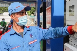 Giá xăng RON 95 xuống thấp nhất 5 năm