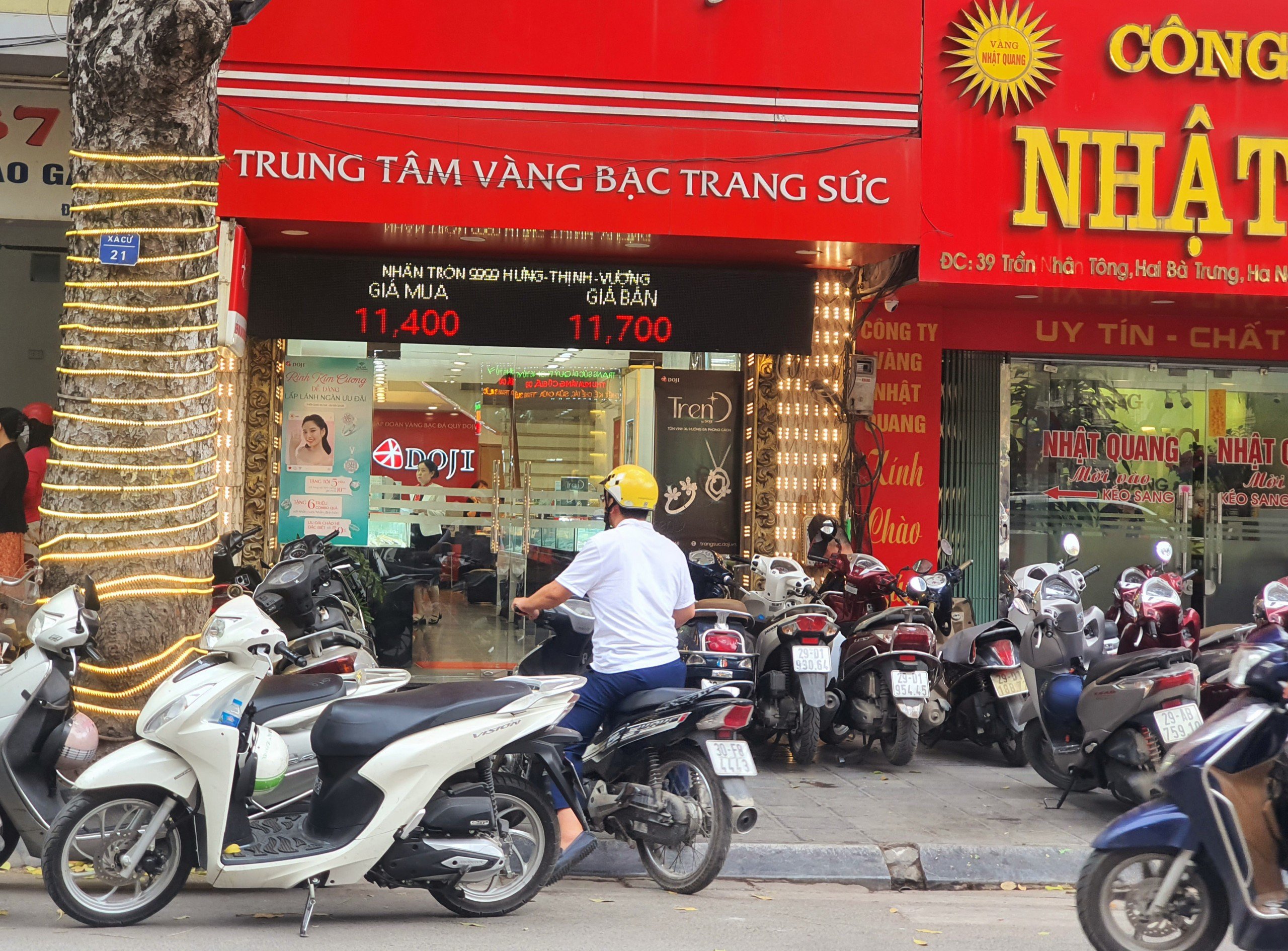 Doji niêm yết giá vàng nhẫn Hưng Thịnh Vượng ở mức 114-117 triệu đồng/lượng (mua - bán), tăng 9,2 triệu đồng/lượng cả hai chiều mua vào và bán ra so với phiên sáng qua. Chênh lệch giá mua bán ở mức 3 triệu đồng/lượng.