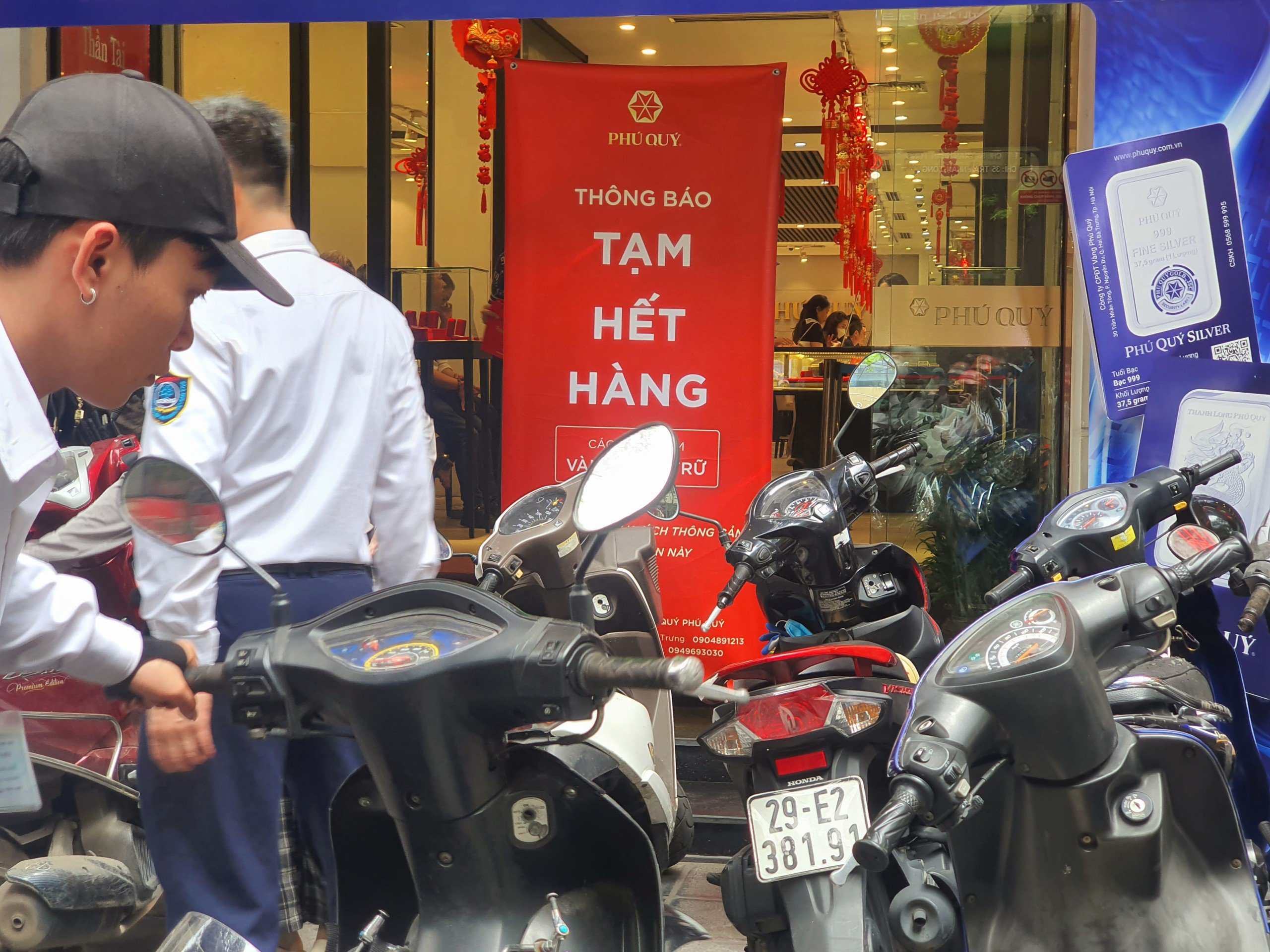 Do quá nhiều người xếp hàng canh mua, Phú Quý thông báo hết sạch vàng miếng và vàng nhẫn chỉ sau thời gian ngắn.
