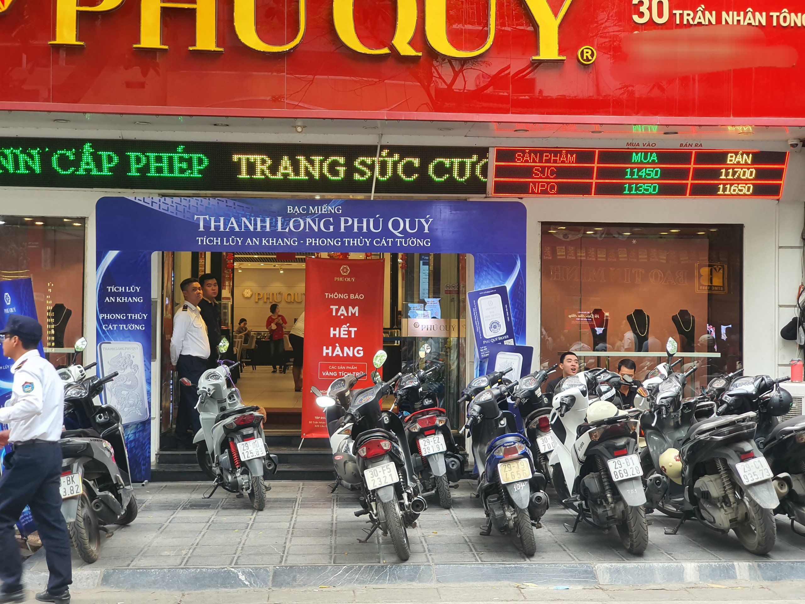 Phú Quý niêm yết giá vàng nhẫn tròn trơn ở mức 113,5-116,5 triệu đồng/lượng (mua -&nbsp;bán), tăng 8,2 triệu đồng/lượng ở chiều mua vào, tăng 7,7 triệu đồng/lượng ở chiều bán ra so với mở cửa phiên sáng qua. Chênh lệch mua bán ở mức 3 triệu đồng/lượng.