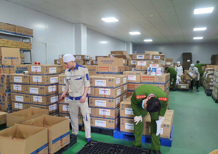 Những lon sữa giả được đóng hộp chuẩn bị đưa ra thị trường. Ảnh: CAND