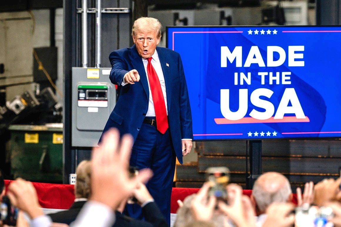Tổng thống Mỹ Donald Trump gây chấn động với chính sách thuế. Ảnh: Politico