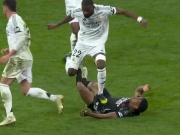 Bóng đá - Bộ mặt đá bẩn của Real Madrid: Rudiger đạp bụng sao trẻ Arsenal, Carvajal nắm cổ Saka ngoài sân