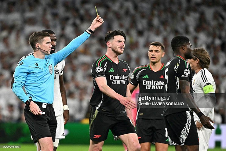 Rice nổi giận với đồng đội vì thẻ vàng ngớ ngẩn, Arsenal thiệt quân bán kết C1