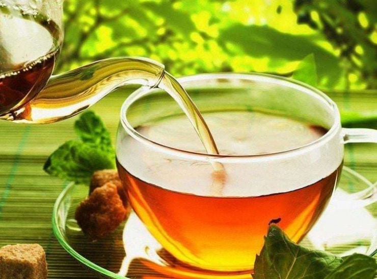 Thay thế cà phê bằng trà thảo mộc hoặc trà xanh hỗ trợ sức khỏe tim mạch