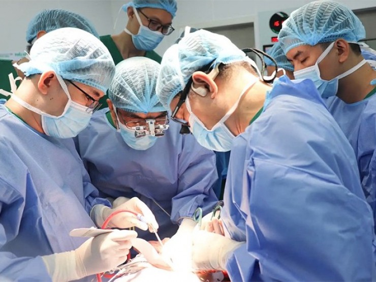 Xúc động: Chạy xe máy gần 300 km đưa con 2 tuổi đi ghép gan