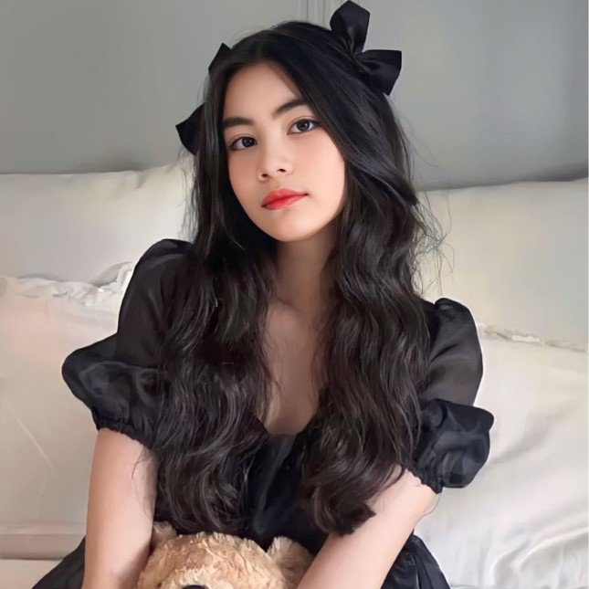 Quả thực Hạt Dẻ thăng hạng nhan sắc như vậy là nhờ chọn đúng kiểu tóc cũng như style trang điểm. Thậm chí chỉ thay đổi một chút ở phần lông mày cũng đã giúp con gái MC Quyền Linh nhìn thu hút hơn rồi.