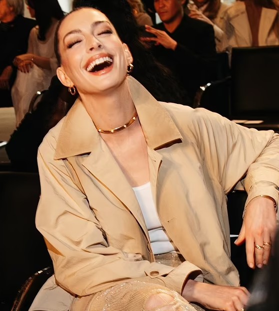 Vùng trán của Anne Hathaway vẫn phẳng lì ngay cả khi cô cười lớn.