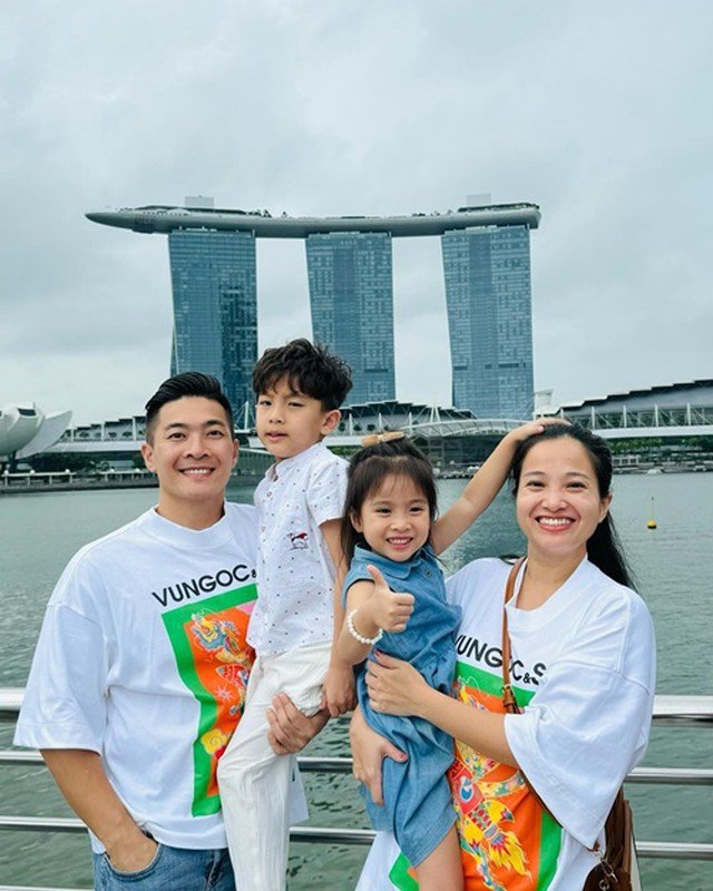 Quốc Cơ - Hồng Phượng thường dẫn các con đi dạo, chơi gần nhà vào cuối tuần. Vào các dịp lễ Tết, cặp đôi sắp xếp đưa gia đình du lịch cùng nhau.
