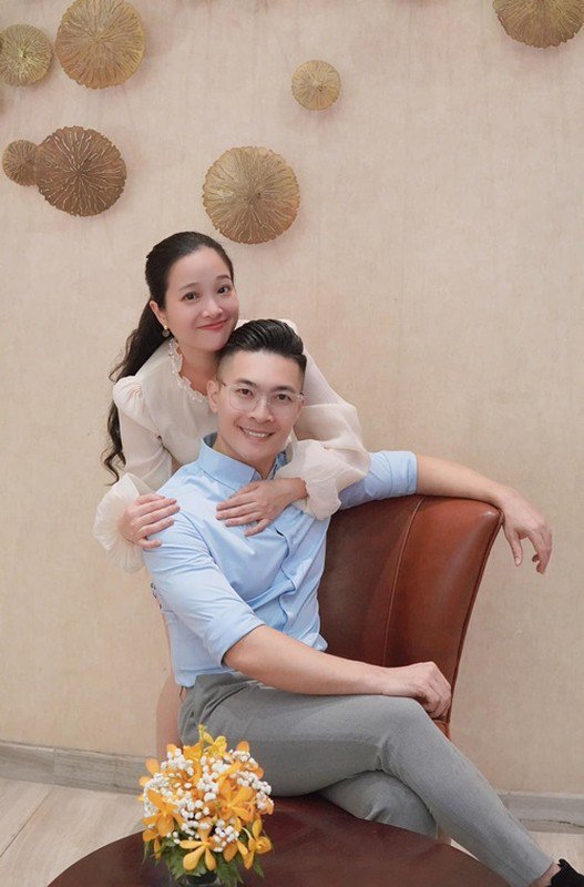 Quốc Cơ - Hồng Phượng gặp nhau lần đầu trong chuyến đi diễn giao lưu văn hóa Việt Nam - Canada. Tình cảm của cặp đôi bằng tuổi tiến triển nhanh chóng mặc dù tính cách của cả hai "trái chiều”, không phải gu của nhau. Quốc Cơ ít nói, Hồng Phượng năng động, hoạt ngôn, giỏi giao tiếp.