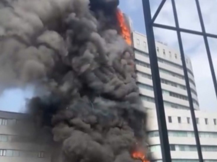 Hà Nội: Lửa cháy cuồn cuộn ở tòa nhà số 1 Thái Hà