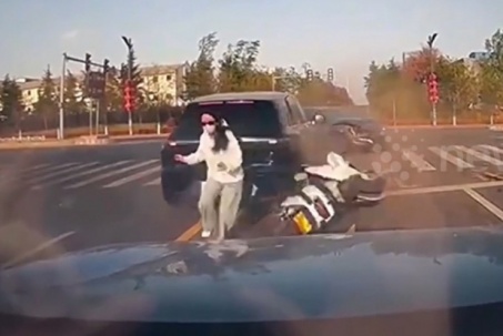 Clip: Người phụ nữ phản xạ nhanh như cắt tránh hai ô tô đâm nhau
