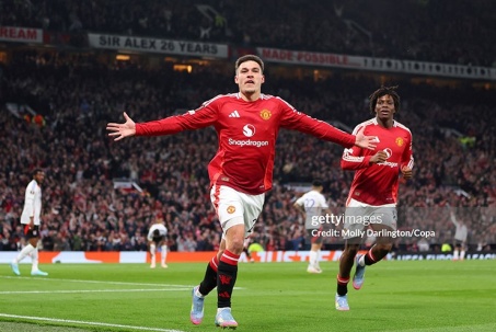 Mãn nhãn MU phối hợp ghi bàn đẹp mắt, Onana ăn mừng khiêu khích fan Lyon