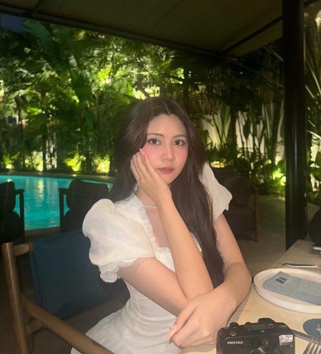 Hiện giờ, tuy Hạt Dẻ chưa có nhiều hoạt động như Lọ Lem nhưng netizen dự đoán chỉ vài năm nữa, cô sẽ bùng nổ không kém gì chị gái. Bởi Hạt Dẻ không chỉ sở hữu nhan sắc ấn tượng mà còn có tính cách mạnh, rất thích làm việc trong ngành truyền thông giải trí.