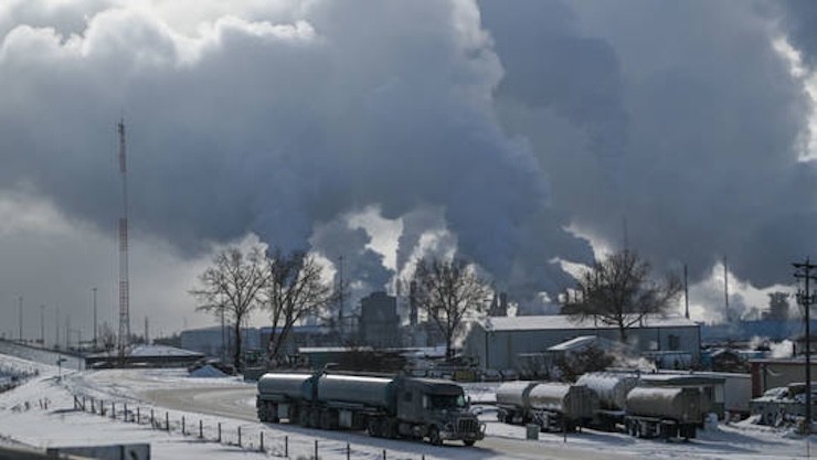 Nhà máy lọc dầu Suncor Energy ở Edmonton, Canada vào tháng 2/2025. Ảnh: NurPhoto.