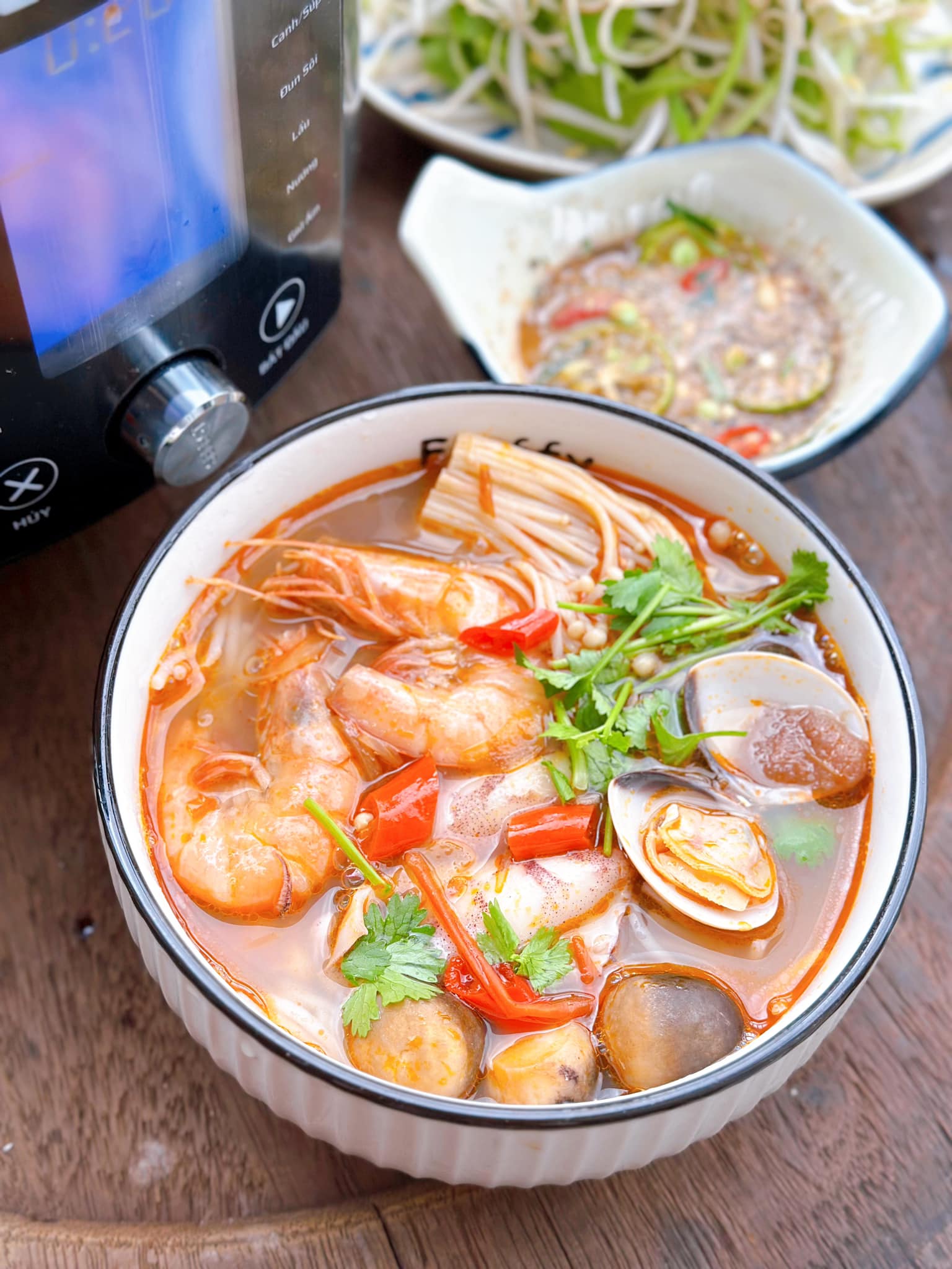 Bún thái hải sản có vị chua ngọt đặc trưng, ăn kèm rau sống rất ngon và hấp dẫn.