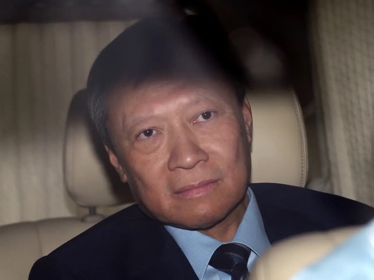 Anh cả Walter bị mẹ và các em đẩy khỏi vai trò Chủ tịch tập đoàn và qua đời năm 2018.&nbsp;