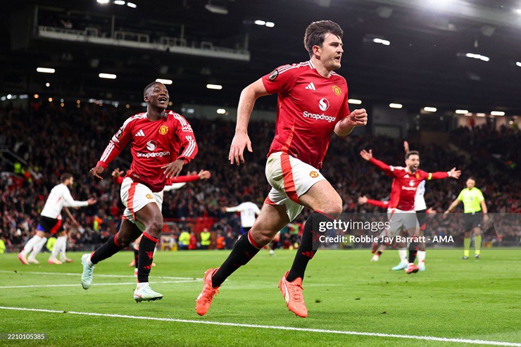 Maguire trở thành người hùng của MU