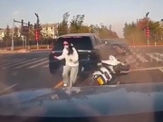 Clip: Người phụ nữ phản xạ nhanh như cắt tránh hai ô tô đâm nhau