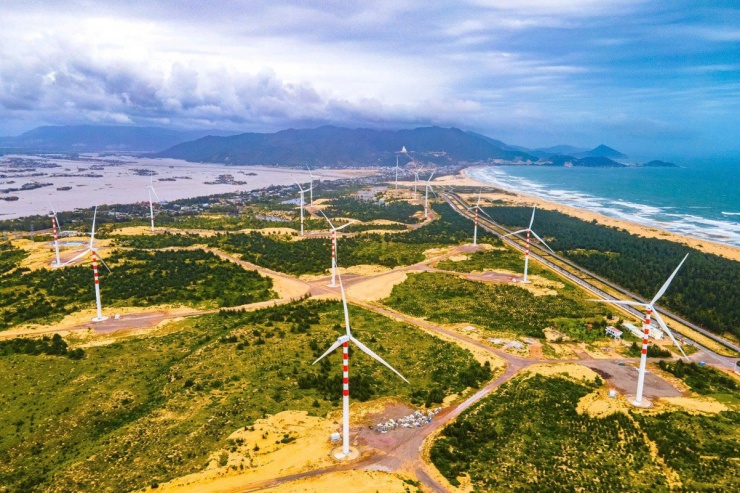 Bán đảo Phương Mai vốn nổi tiếng với địa hình đa dạng – cát trắng, đồi núi, rừng phi lao và biển xanh. Giữa không gian ấy, những trụ điện gió cao chót vót vươn mình kiêu hãnh, xoay những cánh quạt khổng lồ theo chiều gió, như những cột mốc thời đại mang hơi thở mới cho vùng đất giàu tiềm năng này. Ảnh Internet