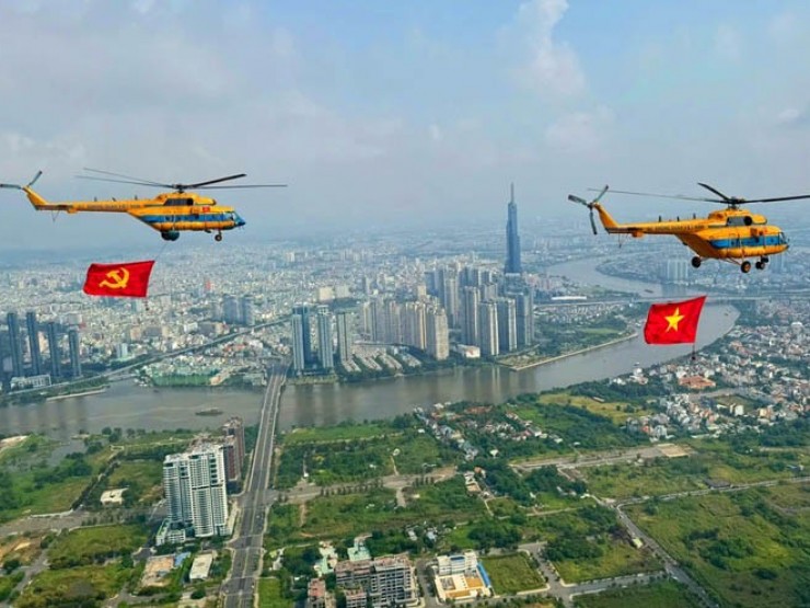 Nhiều trực thăng kéo cờ trên bầu trời TP.HCM chuẩn bị cho lễ 30-4