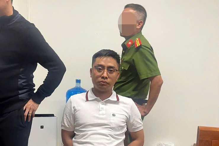 Đối tượng Bùi Đình Khánh lúc bị bắt, đưa về trụ sở Công an Thanh Hoá. Ảnh: Công an tỉnh Quảng Ninh