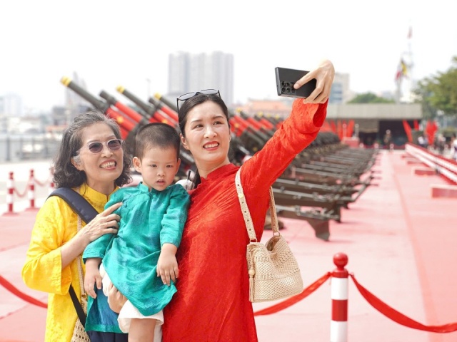 Người dân TP HCM rủ nhau đi Bến Bạch Đằng check in cùng dàn pháo lễ