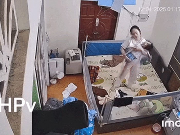 Người mẹ đang bế con bỗng ngất lịm vì kiệt sức: Nhiều đêm chỉ được ngủ 5 phút