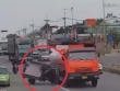 Clip ghi cảnh người điều khiển xe ba bánh loạng choạng tay lái trước khi va chạm với xe bồn