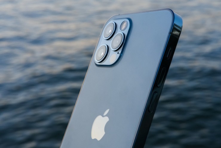 iPhone viền thép giá rẻ, thiết kế, trang bị lấn át cả iPhone đời mới