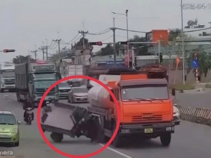 Clip ghi cảnh người điều khiển xe ba bánh loạng choạng tay lái trước khi va chạm với xe bồn