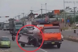 Clip ghi cảnh người điều khiển xe ba bánh loạng choạng tay lái trước khi va chạm với xe bồn
