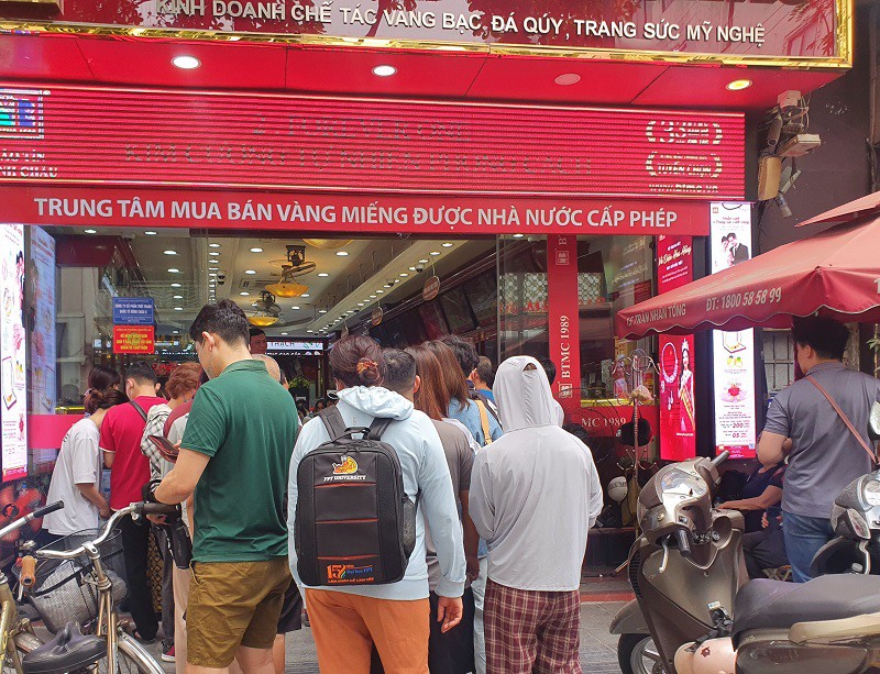 Người dân vẫn xếp hàng dài để mua vào, tuy nhiên số lượng xếp hàng đã giảm rất nhiều so với ngày hôm qua.