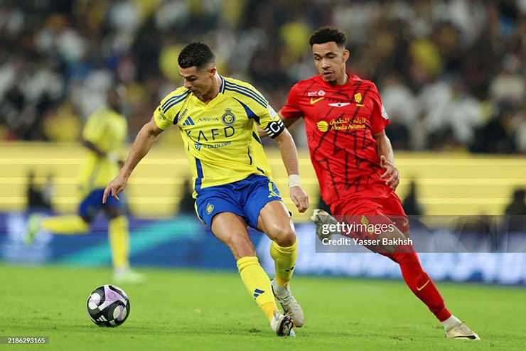 Ronaldo gặp nhiều khó khăn khi Al Nassr làm khách trên sân của Al Qadsiah
