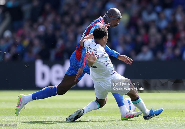 Trận đấu giữa Crystal Palace (áo xanh thẫm) và Bournemouth diễn ra căng thẳng