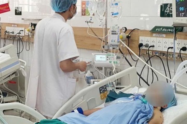 Vợ chồng trẻ hôn mê sau bữa cơm có nấm trắng