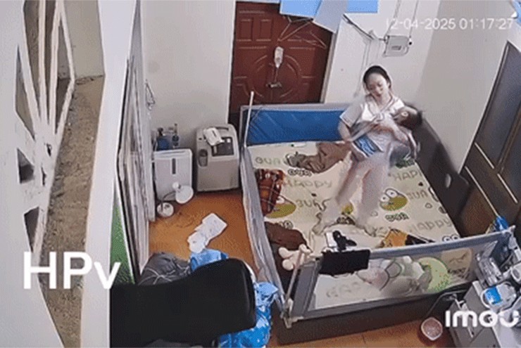Người mẹ đang bế con bỗng ngất lịm vì kiệt sức: Nhiều đêm chỉ được ngủ 5 phút