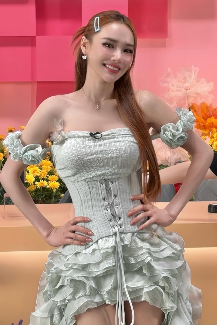 Nhã Phương xuất hiện trong một phiên livestream bán hàng mới đây với trang phục theo phong cách Balletcore được Gen Z yêu thích. Chiếc đầm có tông màu xanh mint trẻ trung, tạo điểm nhấn bằng những chi tiết dún bèo. Thời trang kiểu Y2K cũng là style mà bà xã Trường Giang ưa chuộng một năm nay.