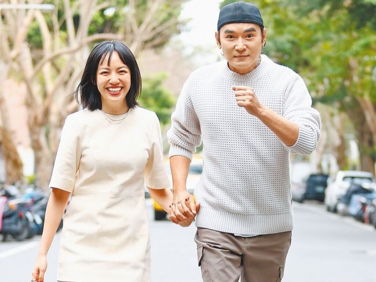 "Đệ nhất mỹ nam cổ trang" một thời Tiêu Ân Tuấn và con gái lớn sinh năm 1995 - nữ diễn viên Tiêu Mạn Đình.