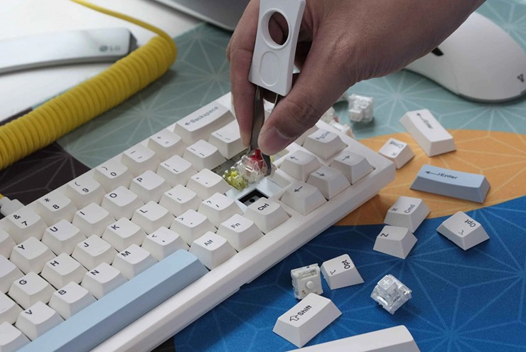 Việc tháo các keycap cũng như thay switch trên bàn phím cơ là một lợi thế lớn.