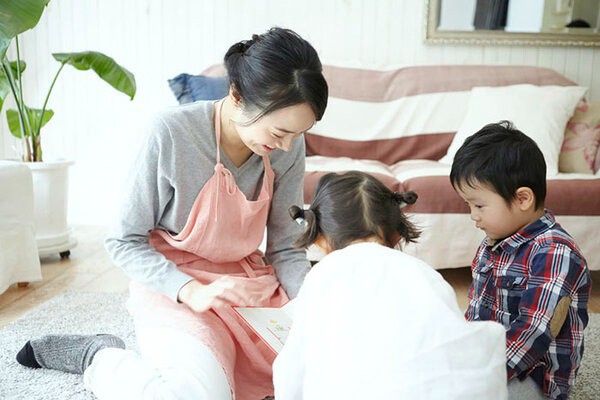 Cha mẹ Nhật Bản dạy con phải làm gì với tiền trong ngân hàng, để đứa trẻ hiểu sơ bộ về ngân hàng. Ảnh minh hoạ