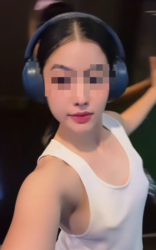 Cách đây ít lâu, một tài khoản có tên S từng gây xôn xao mạng xã hội khi đăng tải những video trong phòng tập với trang phục mát mẻ, thậm chí không diện nội y.