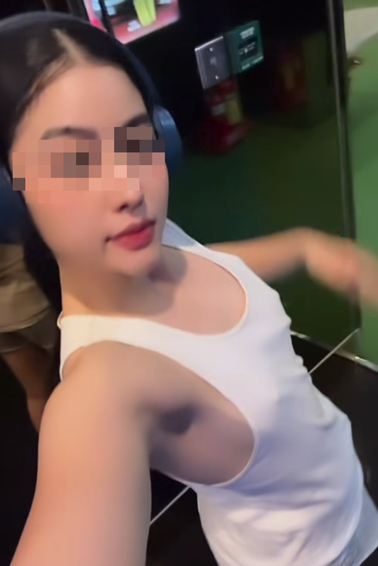 Xuất hiện trong những bộ đồ mỏng tang, ôm sát cơ thể, cô gái này khiến không ít người cảm thấy khó chịu, cho rằng đây là hành vi cố tình khoe thân để câu view, gây chú ý hơn là tập luyện nghiêm túc.