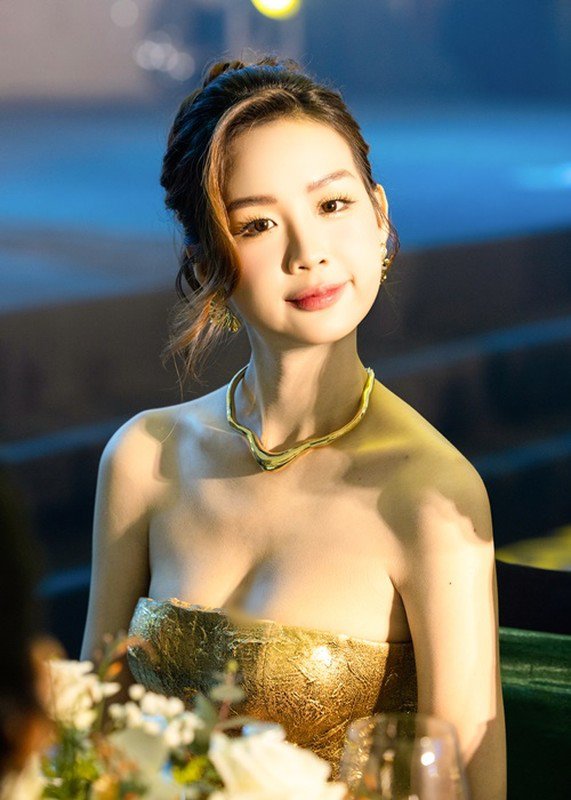 Mới đây, tại một sự kiện,  Hoa hậu Bảo Ngọc khoe vẻ gợi cảm trong chiếc váy cúp ngực.