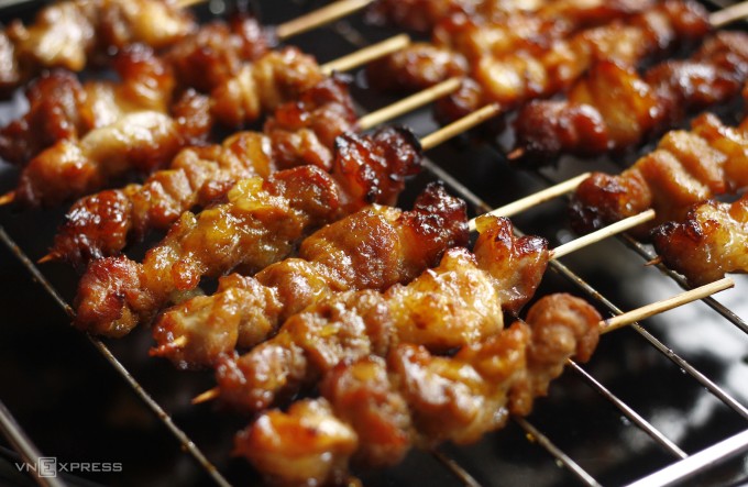 Món thịt nướng có màu nâu vàng hấp dẫn nhờ phản ứng Maillard. Ảnh: Bùi Thủy