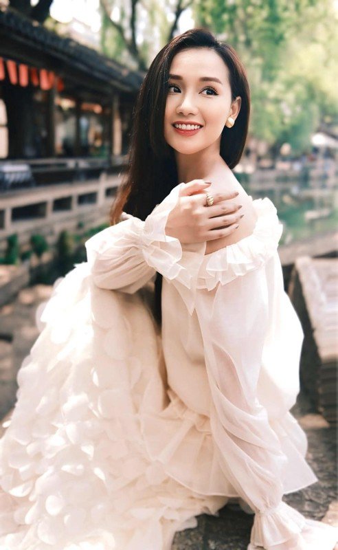 Ngoài hoạt động nghệ thuật,  Lã Thanh Huyền còn "mát tay" kinh doanh, nên cô sở hữu khối tài sản khổng lồ. Người đẹp 8X nhiều lần được mệnh danh là "nữ diễn viên giàu nhất miền Bắc". Ảnh: FBNV